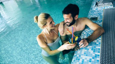 Mutlu çekici çift rahatlatıcı spa yüzme havuzunda