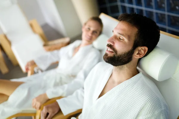 Atractiva Pareja Feliz Relajarse Centro Spa Juntos — Foto de Stock