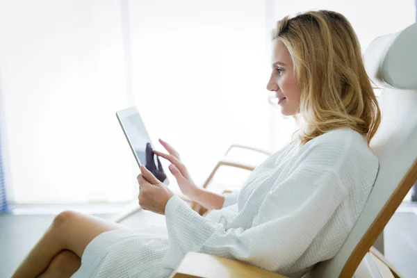 Piękna Kobieta Relaksujące Pomocą Cyfrowego Tabletu Spa — Zdjęcie stockowe