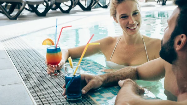 Felice Coppia Attraente Relax Piscina Termale — Foto Stock