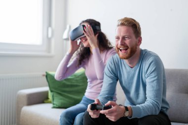 Sanal gerçeklik kulaklık ile birlikte oyun oynarken genç mutlu çift