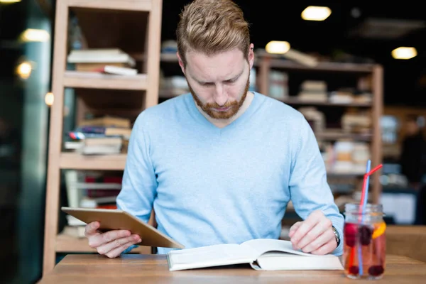 Junge Männliche Studentin Liest Allein Café — Stockfoto