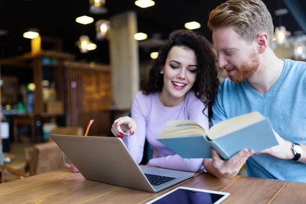 Attraktive Schüler Lernen Gemeinsam Café Mit Laptop — Stockfoto