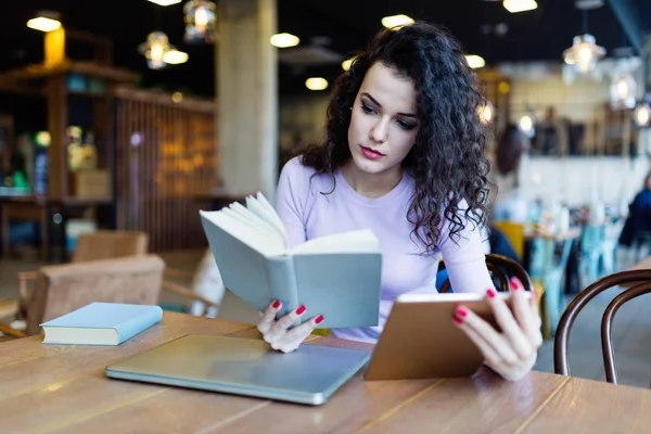 Junge Hübsche Studentin Liest Buch Café — Stockfoto