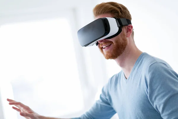 Giovane Uomo Bello Cercando Occhiali Realtà Virtuale Esperienza — Foto Stock