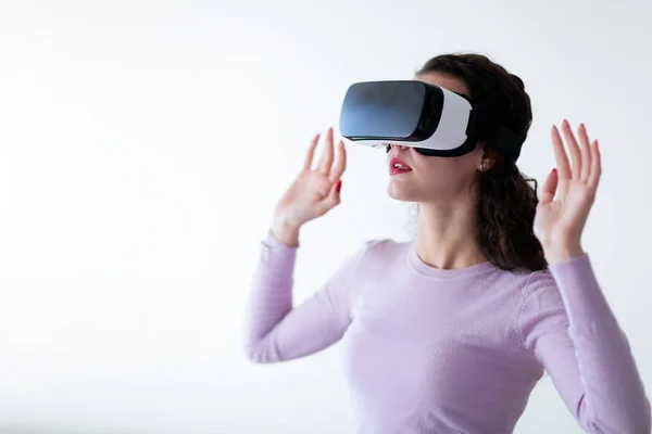 Junge Aufgeregte Frau Versucht Virtual Reality Headset Erfahrung — Stockfoto