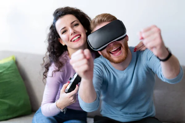 Νέοι Ευτυχισμένο Ζευγάρι Παίζει Παιχνίδια Σετ Κεφαλής Εικονικής Πραγματικότητας Μαζί — Φωτογραφία Αρχείου
