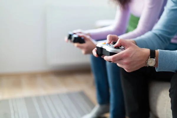 Giovane Coppia Divertirsi Giocando Videogiochi Casa — Foto Stock