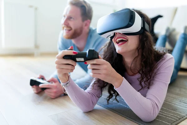 Jovem Casal Feliz Jogando Jogos Com Realidade Virtual Headset Juntos — Fotografia de Stock