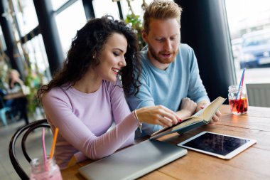 Kitap okuma ve konuşuyor genç çekici öğrenci portresi