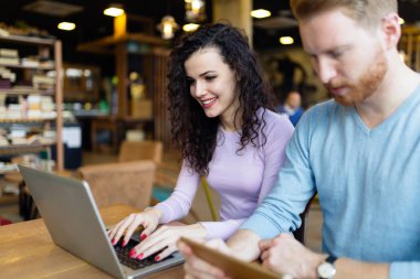 Kafede dizüstü bilgisayarda çalışma harcama zaman mutlu genç Çift