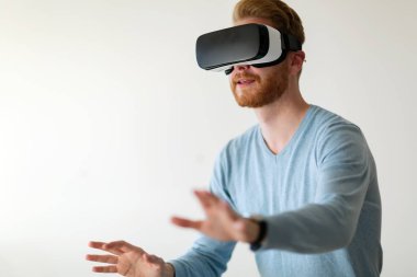 Dostum giyen sanal gerçeklik kulaklık evde çalışırken yeni bir deneyim