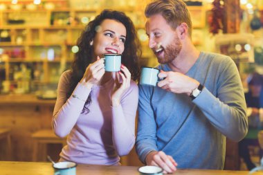 Kahve dükkanında tarihi olan romantik mutlu çift