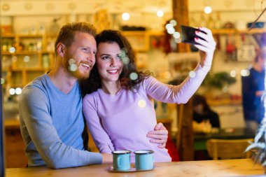 Mutlu genç çift alarak selfie kafede