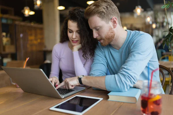 Glada Unga Par Spendera Tid Coffee Shop Arbetar Bärbar Dator — Stockfoto