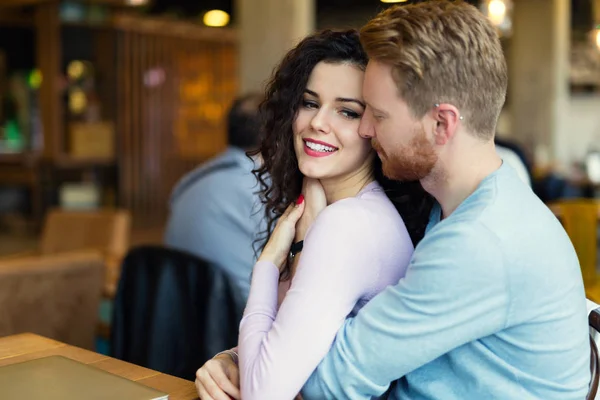 Jonge Gelukkige Paar Datum Koffieshop Met Romantische Tijden — Stockfoto