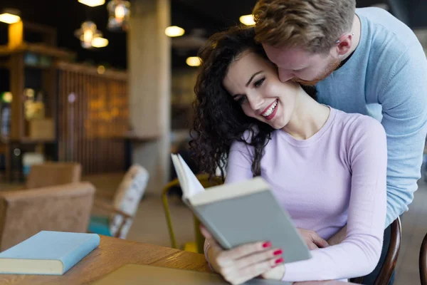 Glückliches Junges Paar Beim Gemeinsamen Spaß Kaffeehaus — Stockfoto