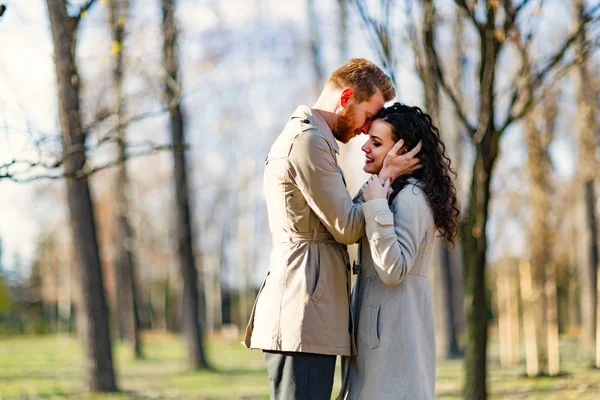 Junges Attraktives Paar Bei Romantischem Date Park — Stockfoto