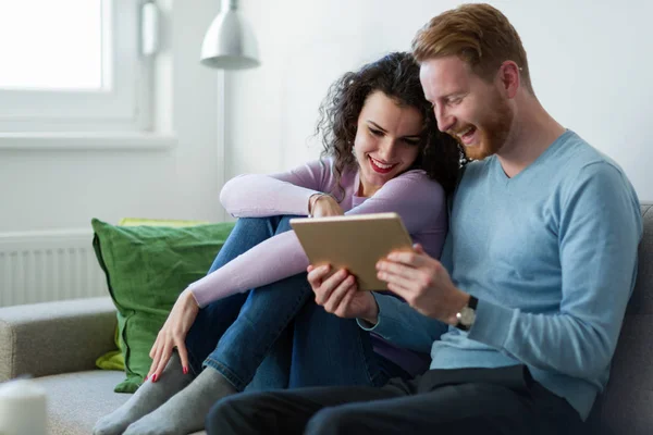 Unga Lyckliga Paret Använder Digitala Tablett Hemma — Stockfoto