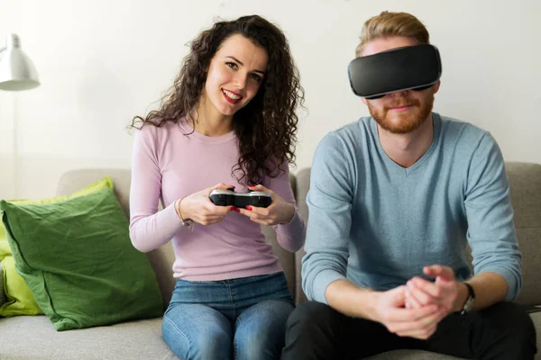 Šťastný Mladý Pár Hrát Video Hry Virtuální Realitou Sluchátka Doma — Stock fotografie