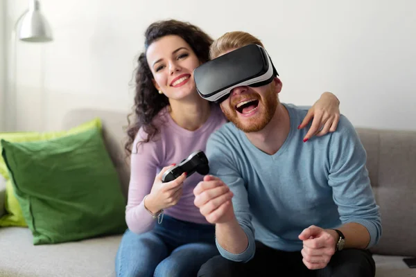 Feliz Pareja Joven Jugando Videojuegos Con Auriculares Realidad Virtual Casa —  Fotos de Stock