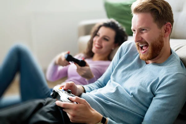 Jovem Casal Feliz Atraente Jogar Jogos Vídeo Casa — Fotografia de Stock