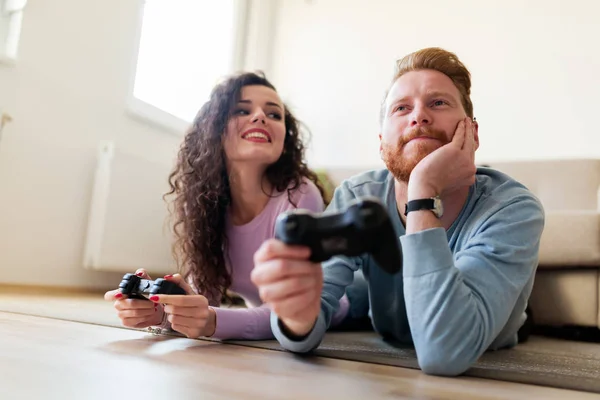 Jovem Casal Feliz Atraente Jogar Jogos Vídeo Casa — Fotografia de Stock