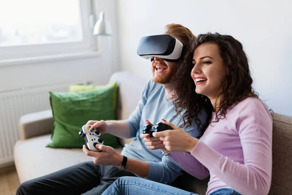 Felice Giovane Coppia Giocare Videogiochi Con Cuffie Realtà Virtuale Casa — Foto Stock