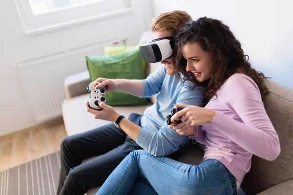 Jovem Casal Feliz Jogando Jogos Vídeo Com Fones Ouvido Realidade — Fotografia de Stock