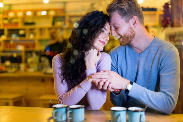 Romántico Feliz Pareja Teniendo Fecha Cafetería — Foto de Stock