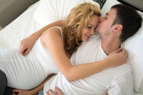 Feliz Mulher Loira Grávida Relaxando Com Seu Marido — Fotografia de Stock