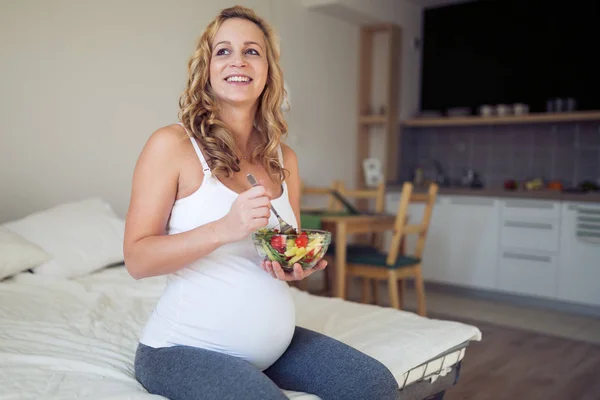 Portret Van Zwangere Vrouw Verzorgen Eten Gezonde Voeding — Stockfoto