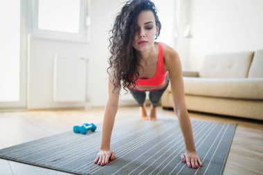 Genç çekici sporcumuz Fitness egzersizleri evde yapıyor