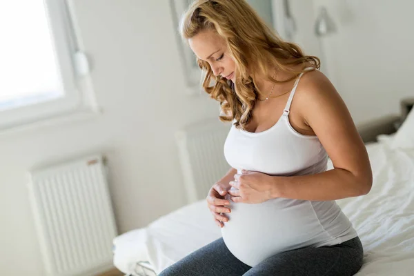 Retrato Mujer Embarazada Orgullosa Sentada Dormitorio — Foto de Stock