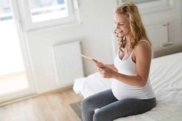 Glückliche Schwangere Blonde Frau Mit Tablette Schlafzimmer — Stockfoto