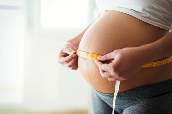 Mujer Embarazada Midiendo Estómago Con Cinta Métrica — Foto de Stock