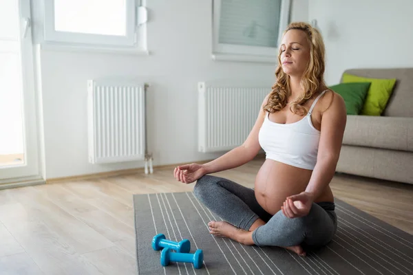 Schwangere Blonde Frau Entspannt Sich Und Praktiziert Yoga Hause — Stockfoto