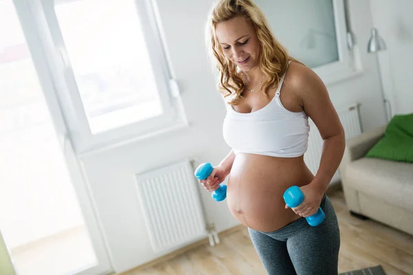 Sportig Fitness Gravid Kvinna Göra Övningar Hemma — Stockfoto