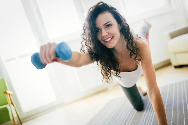 Junge Attraktive Sportlerin Macht Fitnessübungen Hause — Stockfoto