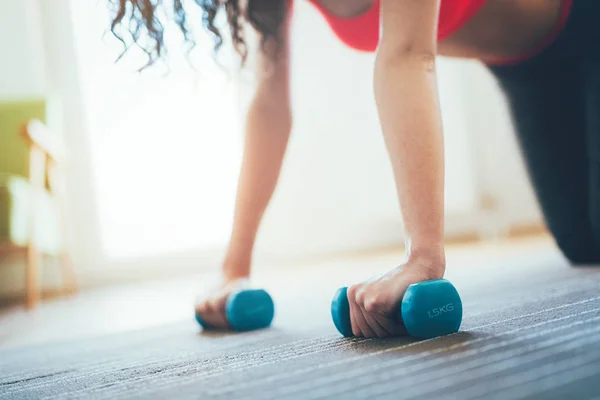 Jeune Sportive Attrayante Faisant Des Exercices Fitness Maison — Photo