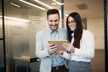 Ofiste tablet kullanan çekici iş ortaklarının portresi