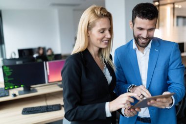 Genç çekici iş çift kendi şirketindeki tablet kullanma