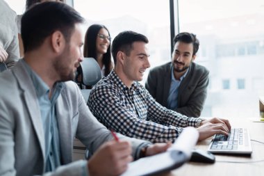 Bilgisayarda Office birlikte çalışma iş adamları resmini