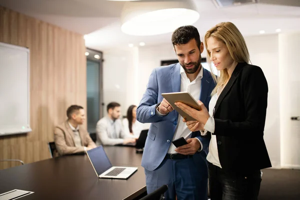 Portret Van Aantrekkelijke Zakenpartners Met Behulp Van Tablet Vergaderruimte — Stockfoto