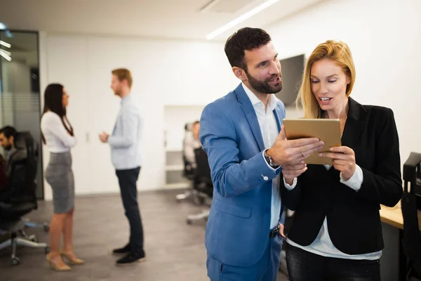 Porträt Attraktiver Geschäftspartner Mit Tablet Büro — Stockfoto