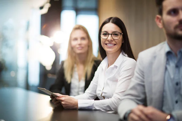 Junge Schöne Geschäftsfrau Hält Tablet Konferenzraum — Stockfoto