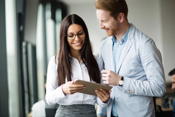 Empresario Mujer Negocios Usando Tableta Digital Oficina — Foto de Stock