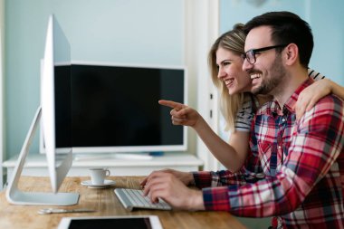 Birlikte onların evden çalışan genç çekici tasarımcılar