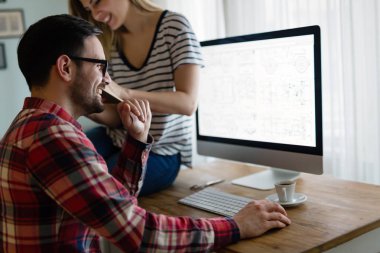 Birlikte onların evden çalışan genç çekici tasarımcılar