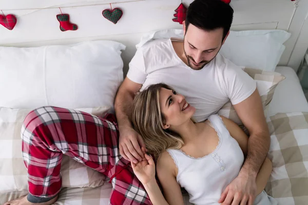 Unga Attraktiva Lyckliga Paret Har Romantisk Tid Sängen — Stockfoto